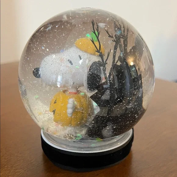 SNOOPY Pumpkin Snow Globe - Picture 4 of 13